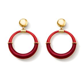 pendientes-dorados-con-detalles-rojos